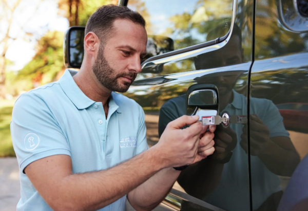 locksmith unlocking car door