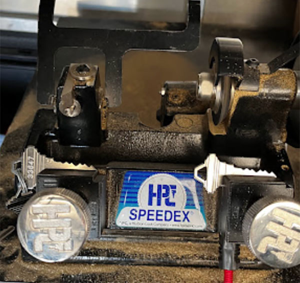 Duplicating a single-sided house key on a HPC Speedex Mini manual key duplication machine